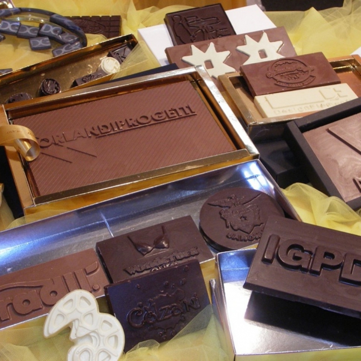 Cioccolatini personalizzati colati a rilievo e sagomati. 